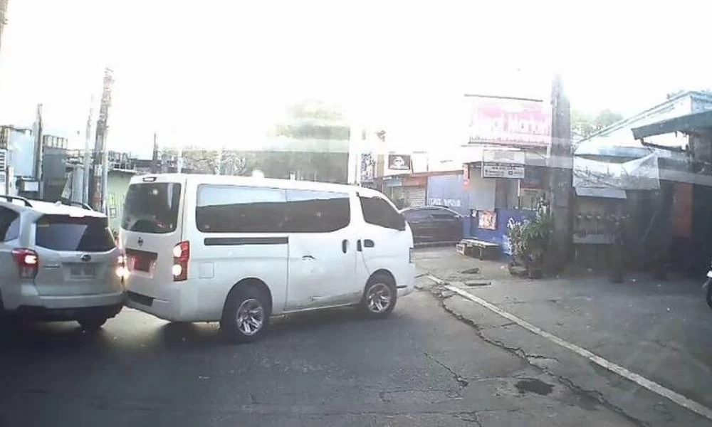 Οδηγοί τράκαραν μεταξύ τους κάνοντας ταυτόχρονα όπισθεν